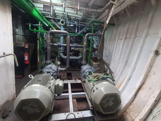 Estructuras y piping en planta de proceso