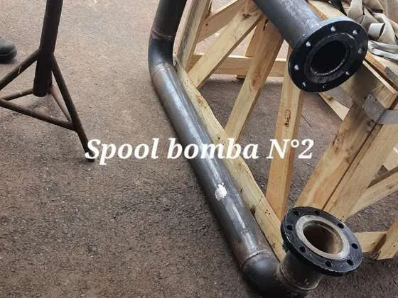 Estructuras y piping en planta de proceso