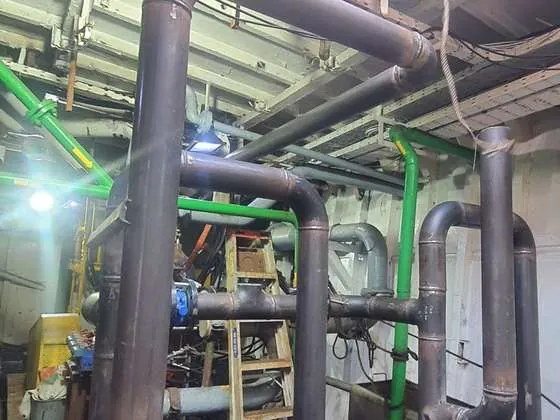 Estructuras y piping en planta de proceso
